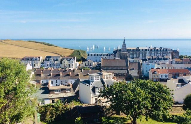 Vintage Furnished Garden Apartment, Pets Welcome! BBQ on Large Patio & Seaviews!