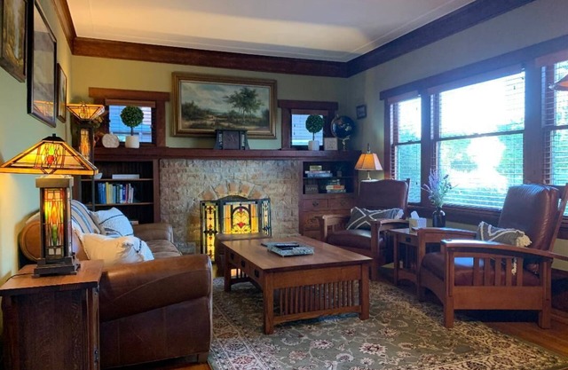 Vintage Vibes & Pickleball Fun - 1910 Fernside Craftsman near Pickleball Court!