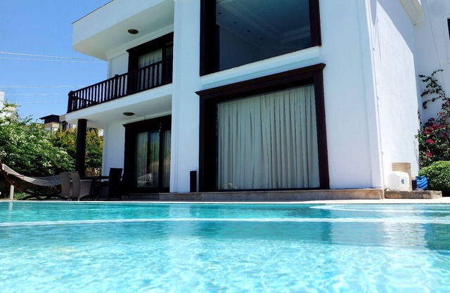 VIP Self Catering 5 Bedroom Private Villa With Private Swimming Pool.