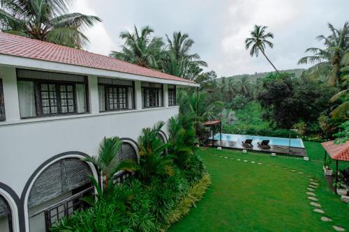 Viraam Estate by RÊVE - Infinity heated pool with caretake and cook