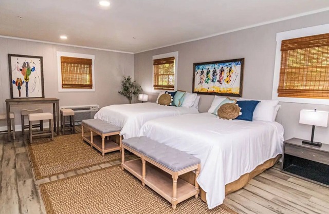 VIRUNGA, a Cozy Stay for Four in the Lodge of Karoo at Smith Mountain Lake