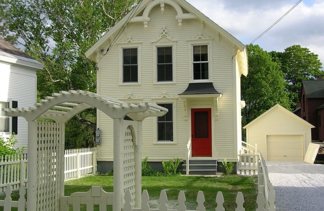 Visit- StayinVermont.org - Village Victorian Classic - Pet Friendly