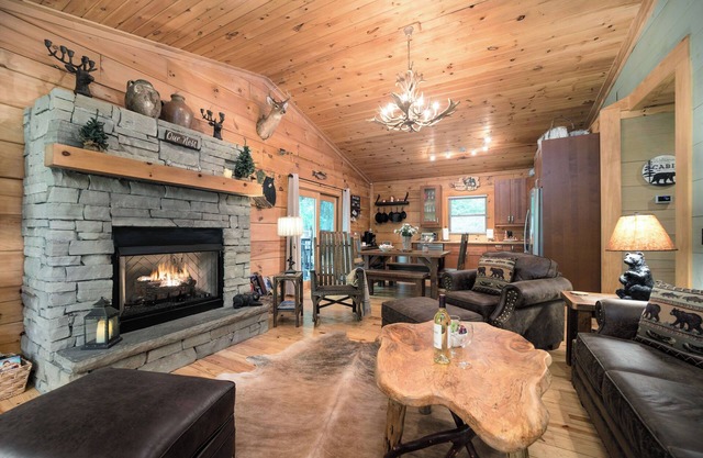 Visit WCU & Ski Sapphire Valley! Smoky Mtn Cabin
