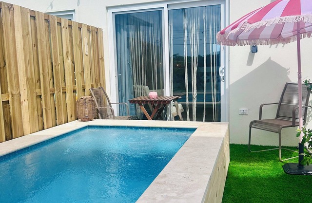 Vistalmar Mini Studio in lovely Oranjestad with Private Plunge Pool, WiFi and AC