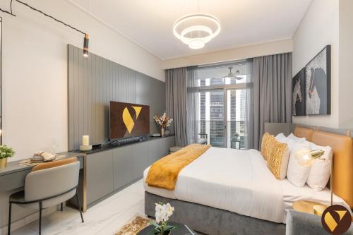 Vogue MAG318 Downtown Dubai with Skyline and Pool View, Steps to Burj Khalifa and Dubai Mall, Amazing Pool & Gym Access