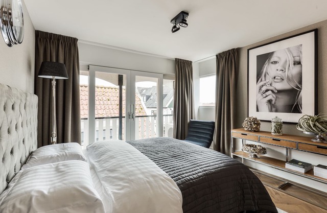 Volendam Old Bridge Residence (room 1)