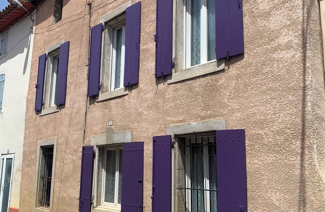 Volets violets à Ventenac - Canal du Midi central village house