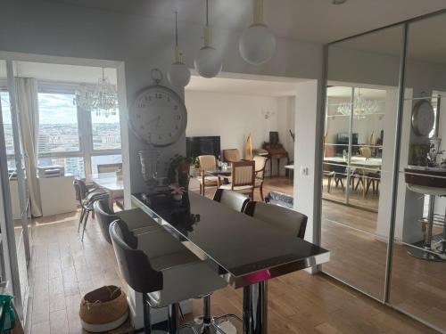 Vue, espace & confort Appartement 1 chambre avec terrasse & parking, à 10 minutes de Paris en métro