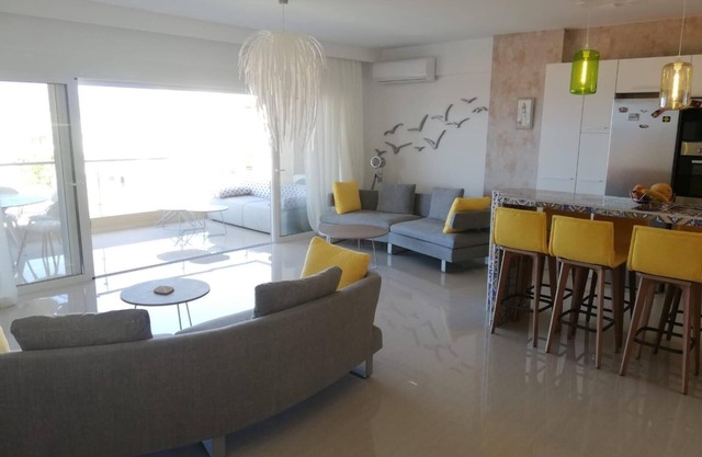 W Apartment, New Modern and Trendy Seaview Apartment.