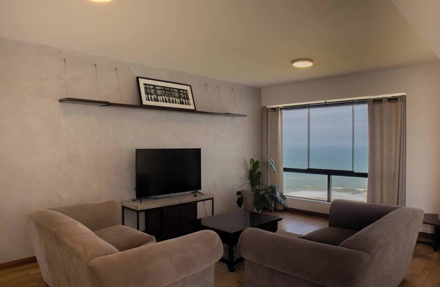 w* | Industrial 3BR with Ocean View