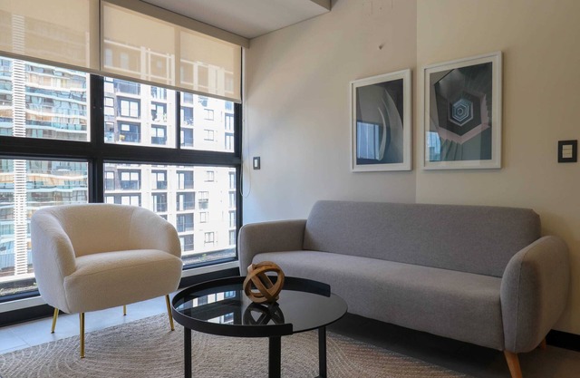 w* | Perfect 2BR with City View in San Isidro