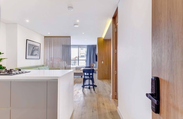 w* | Trendy Loft w/Balcony in Santa Barbara