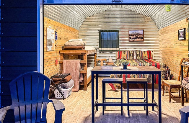 W-W: Primrose Cabin, Glamour Camping in Tiny Home Glamping Villa