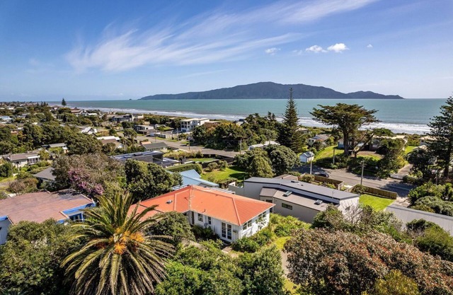 Waikanae Old Beach - sun, views and sand