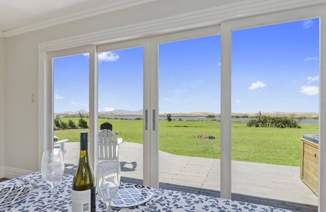 Waipu Dunes - with SpanWaterfront walk to the beach. Pet-Friendly!nWaipu Cove