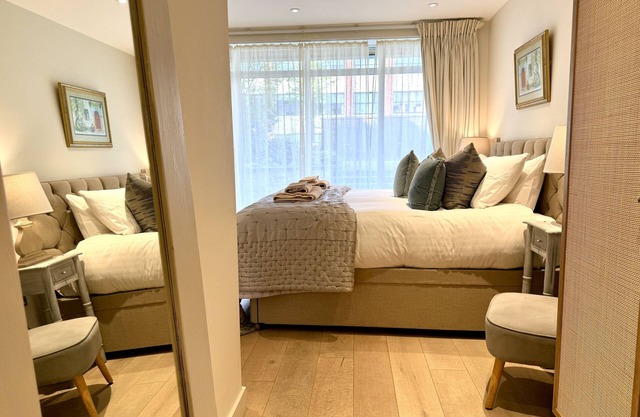 Walcot Yard gated mews with parking, Central Bath