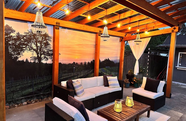 Walk to 9 Wineries & Red Hills Market Firepit Trellis Swing Fast Wifi