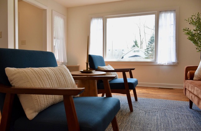 Walk to Allstar Village! Fully Renovated Gem 2 BR/2 BTH w/AC Slp 6