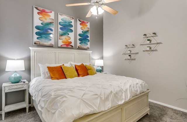 Walk to AT and T ✶Wi-Fi ✶2Parking ✶King Bed ✶4K TVs #86