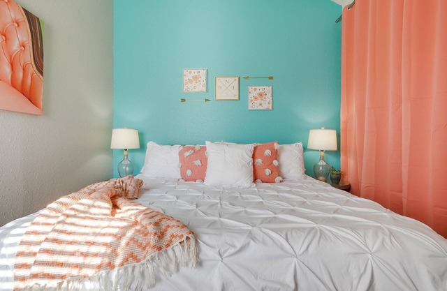 Walk to AT and T✶Fast Wifi ✶King Bed ✶4K TV✶Free Parking #41