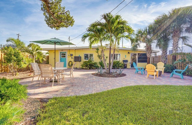 Walk to Beach: Pet-Friendly Oasis on Manasota Key!