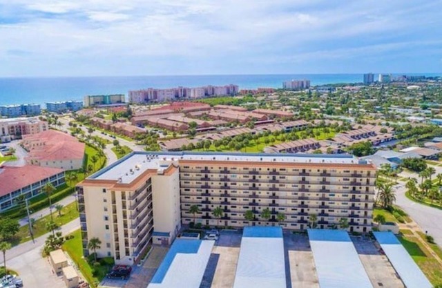 Walk to Beach Quiet Community awesome Amenities!