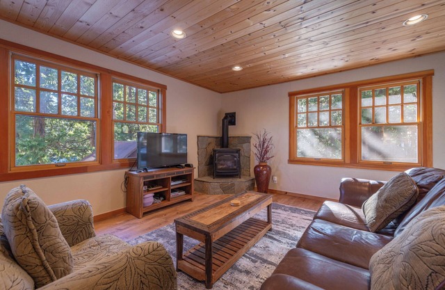 Walk to Beach & Tahoe City Restaurants, Hot Tub, Dogs Ok- Fairway Retreat