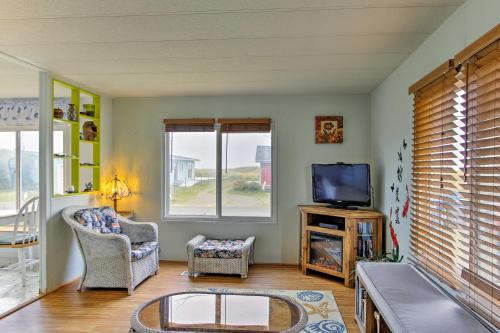 Walk to Beach! The Little Orcas Moclips Cottage