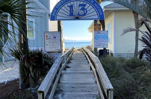Walk to Beach! Zero Gravity Massage Chair!