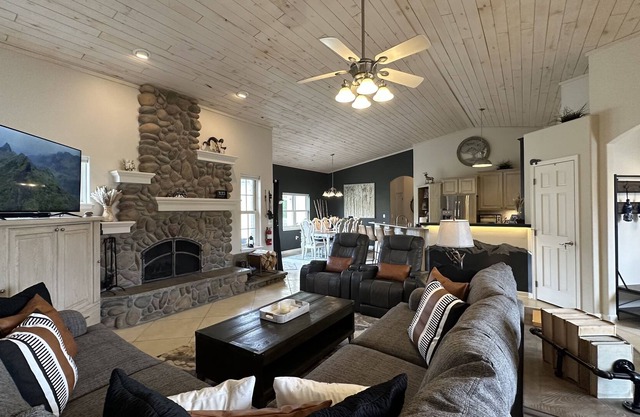 WALK to dntwn / 5 acres 360 views / Hottub / FULLY STOCKED game room & kitchen!