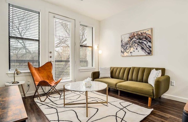 Walk to Downtown! 1BR SoCo | Pool, Parking, Gym 07