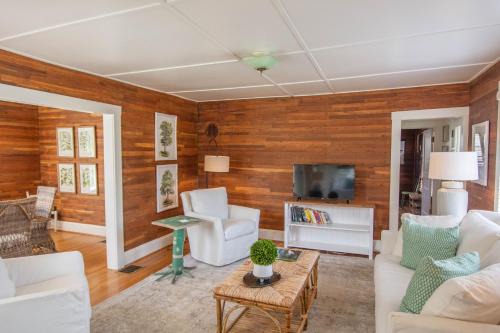 Walk to Downtown West Jefferson! Farmers Market, Breweries & MORE