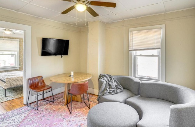 Walk to Dtwn Hudson Cozy Upstate Apartment