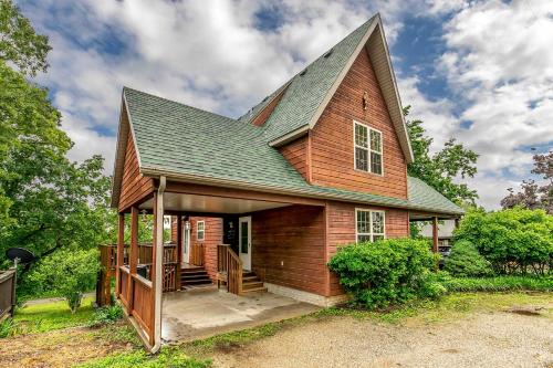 Walk to Lake Lampe Cabin with Fireplace and Deck!
