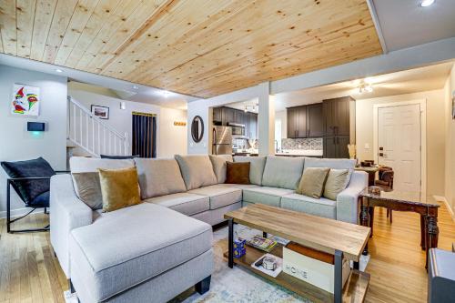 Walk to Lake Stevens Duplex with Fire Pit!