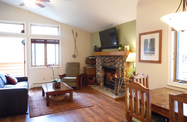 Walk To Lake! Upgraded Sunny, And Quiet Upper McCloud One 1 Bedroom