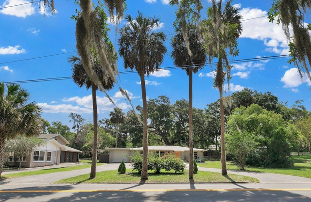 Walk to Marina, Park View Palms, Mid-Century Home, Sleeps 6, Pet Friendly Fence