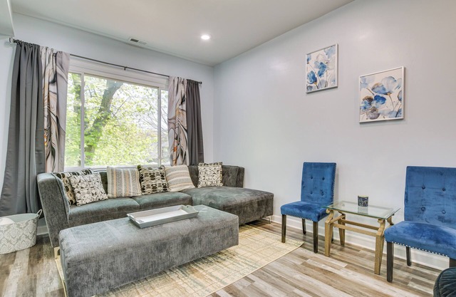 Walk to Metra: Long-Term Getaway in Chicago!