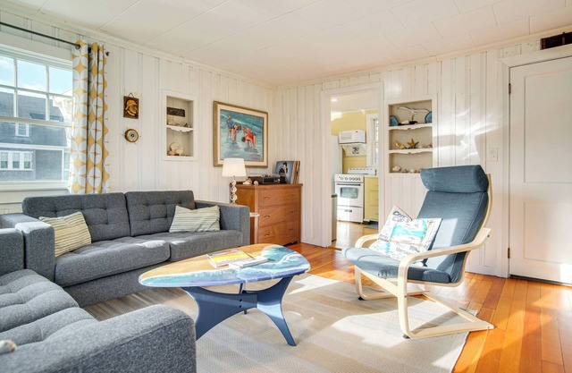 Walk to Monument Beach: Cape Cod Cottage w/Grill