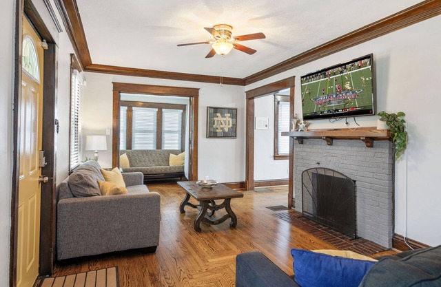 Walk to ND and Eddy Street, *ProCleaned *Comfy *Updated