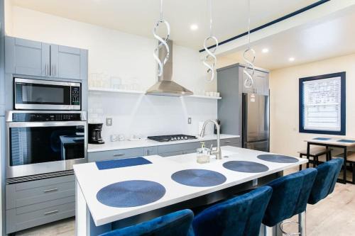 Walk to ND, Hot Tub, Lux Kitchen, Pet Friendly