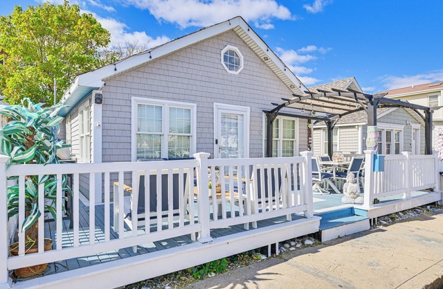 Walk to Ocean: Pet-Friendly Home in Long Beach!