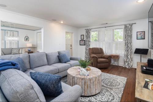 Walk to Oxford Square, Faulkner house, Ole Miss