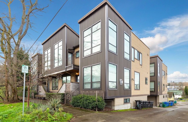 Walk to Seattle's best hipster restaurants & food!