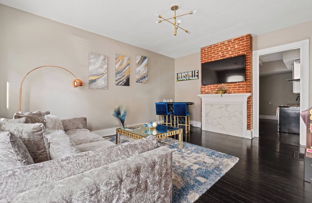 Walk to Shops,Restaurants,Nightlife! Bardstown Rd/Highlands ~ PacMan/King Bed