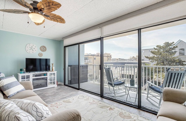 Walk to Shore: Retreat w/Balcony in Ocean City