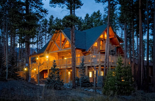 Walk to Slopes, Close to Main St., Luxury Log Home, See Discounted Rates!