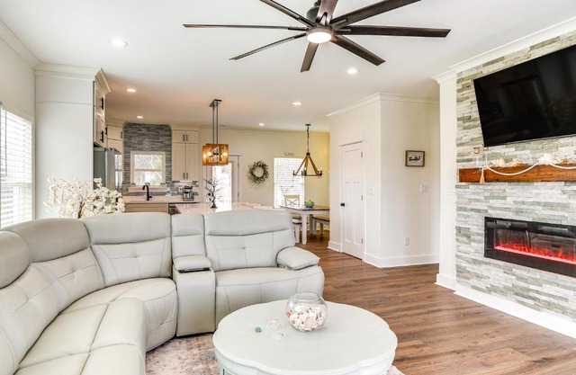 Walk to Smith Beach Spacious Home with Hot Tub