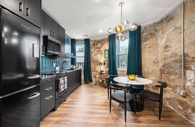 Walk to Stone Mountain Park! Boutique Loft Downtown Stone Mountain GA