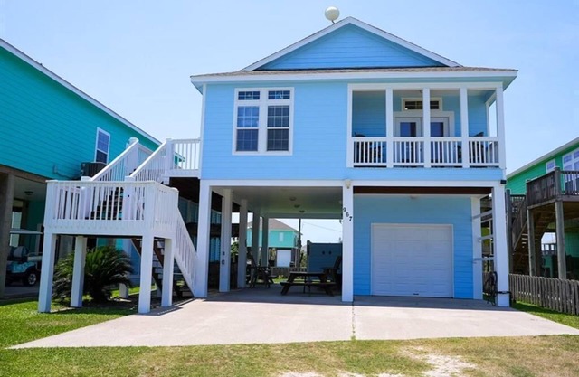 Walk to The Beach! Pet Friendly - King bed